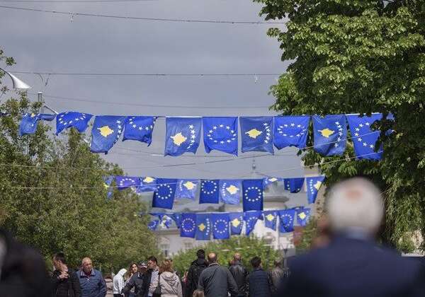Sheshi i Prishtines me flamuj te Kosoves dhe BE-se